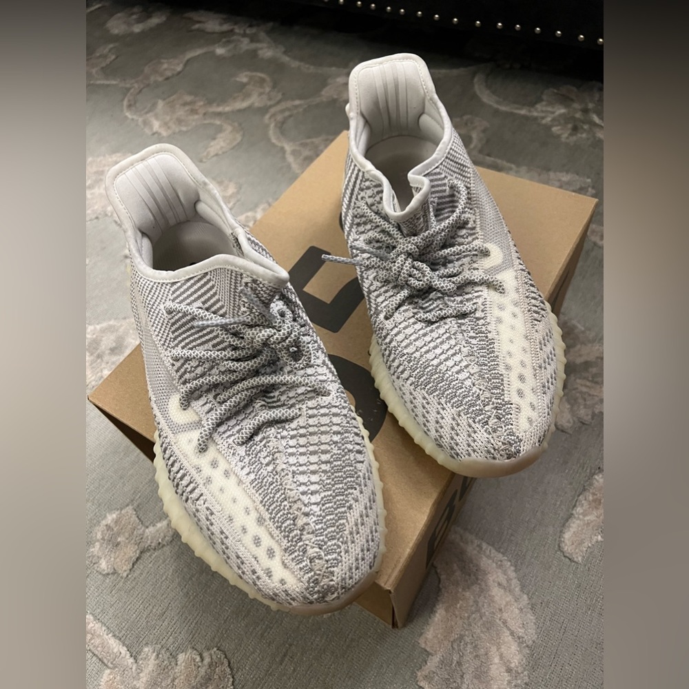 Yeezy Boost 350 V2 Sneakers Minimalist Streetwear foot wear. Originals. 9 1/2